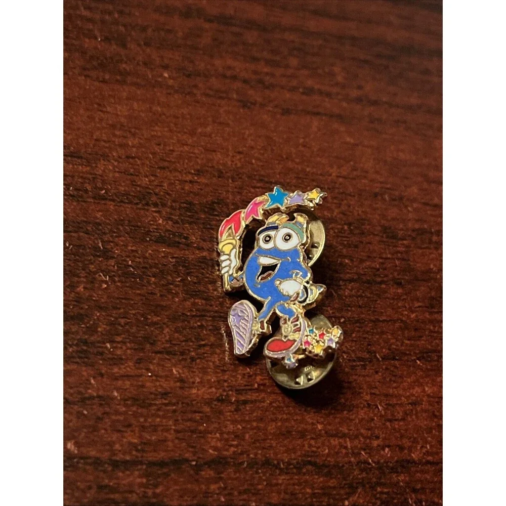 1996 Atlanta Olympics Mascot Izzy Carrying Olympic Torch Lapel‎ Hat Pin